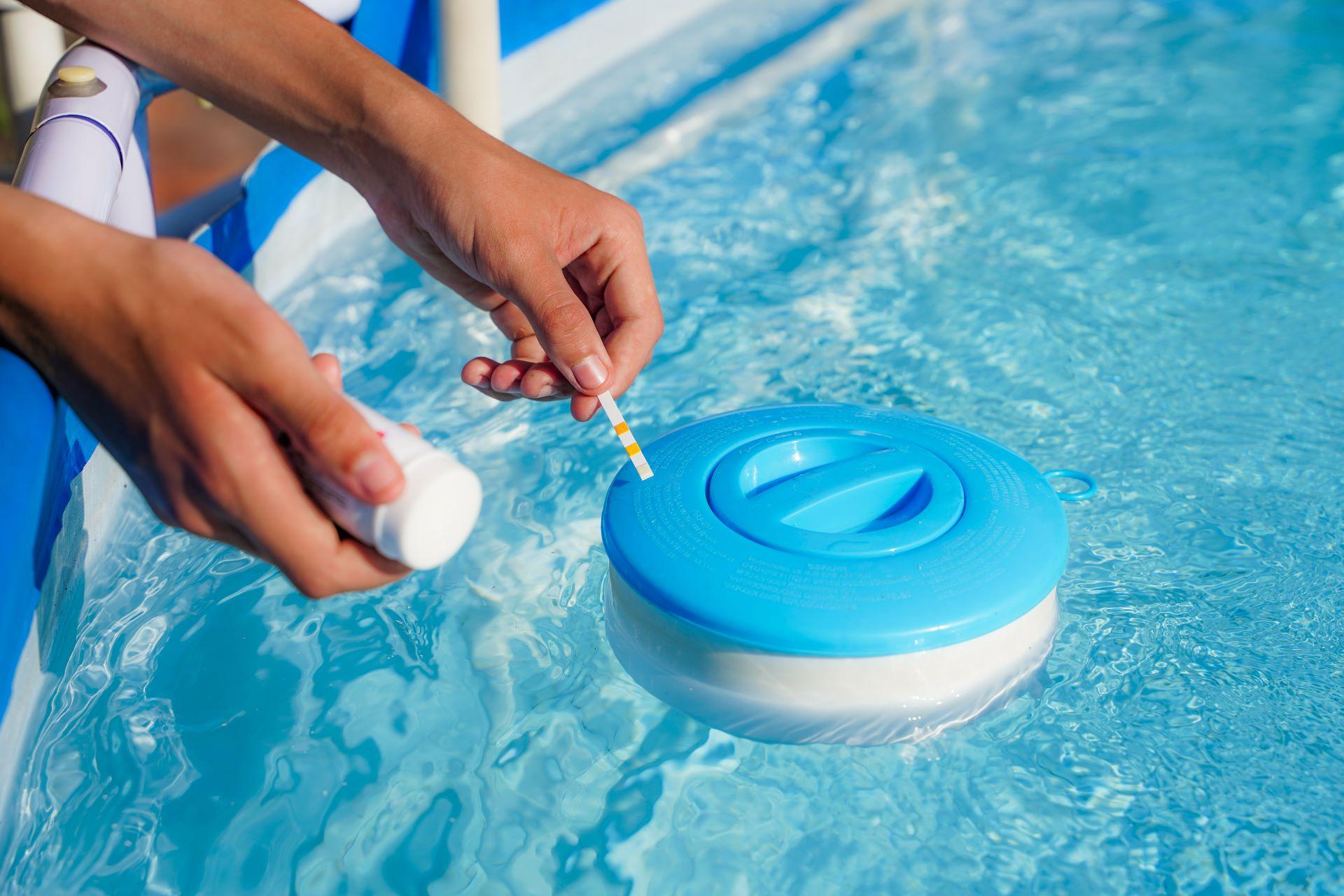 Teststreifen zur Überprüfung der Poolchemie, schwimmender Chlorbehälter.