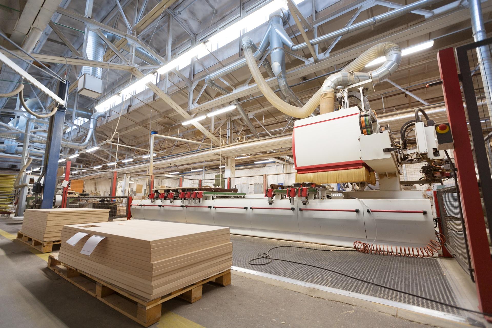 Industrielle Holzverarbeitung mit Absaugsystem | Industrieschlauch