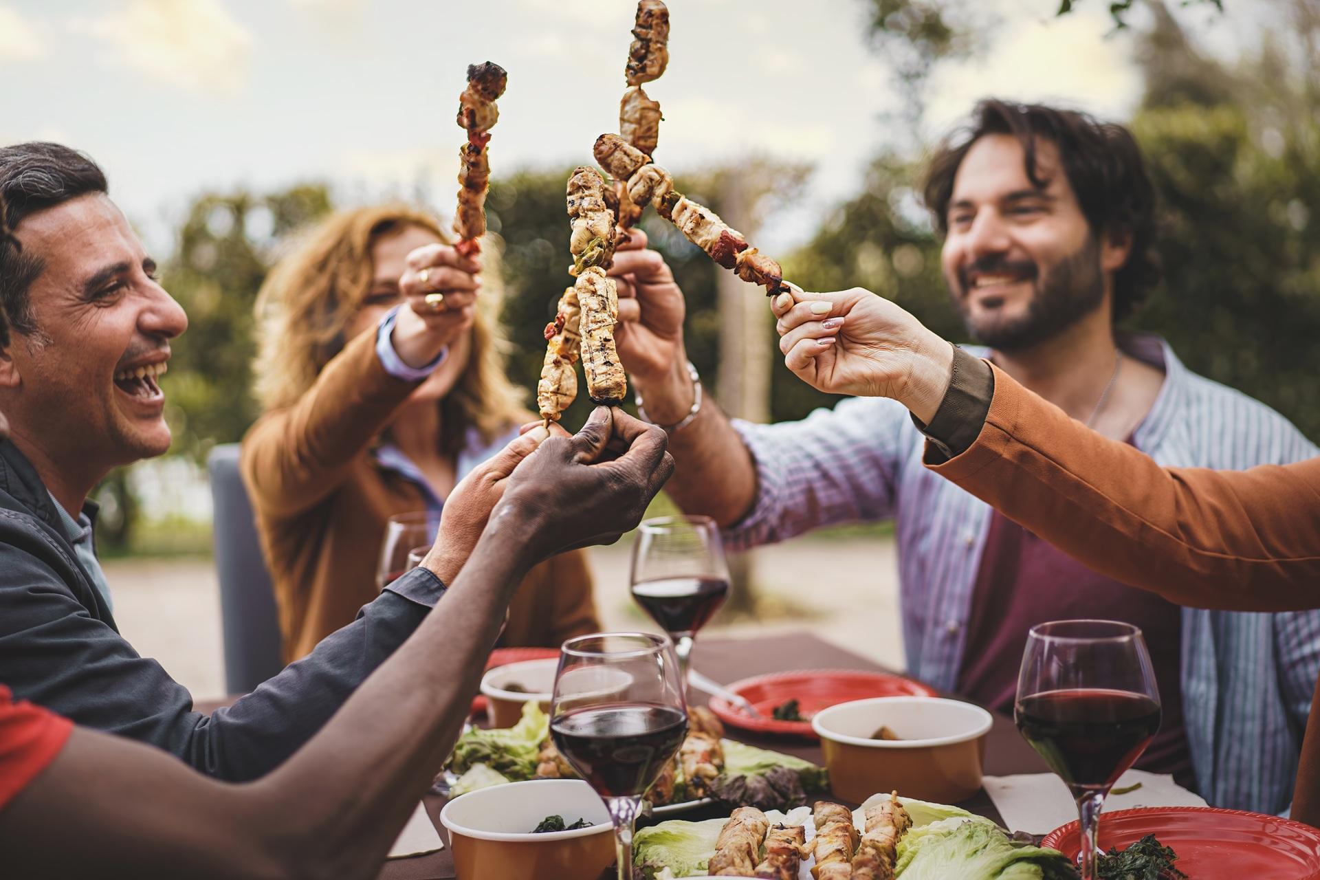 Grillfreunde feiern entspanntes Fest im Garten | Stühle mieten

