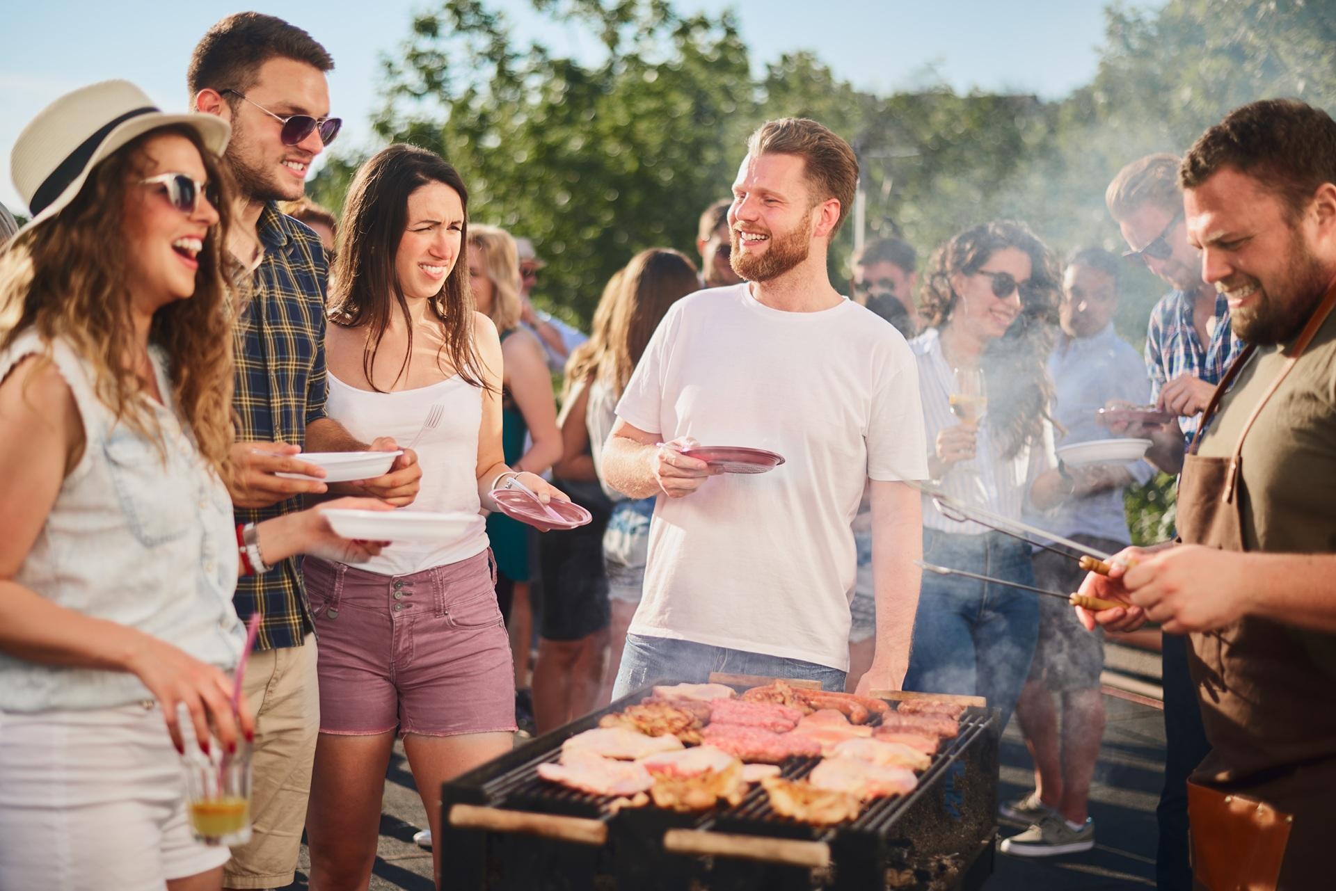 Menschen beim BBQ mit Grill und Getränken im Freien | Stühle mieten

