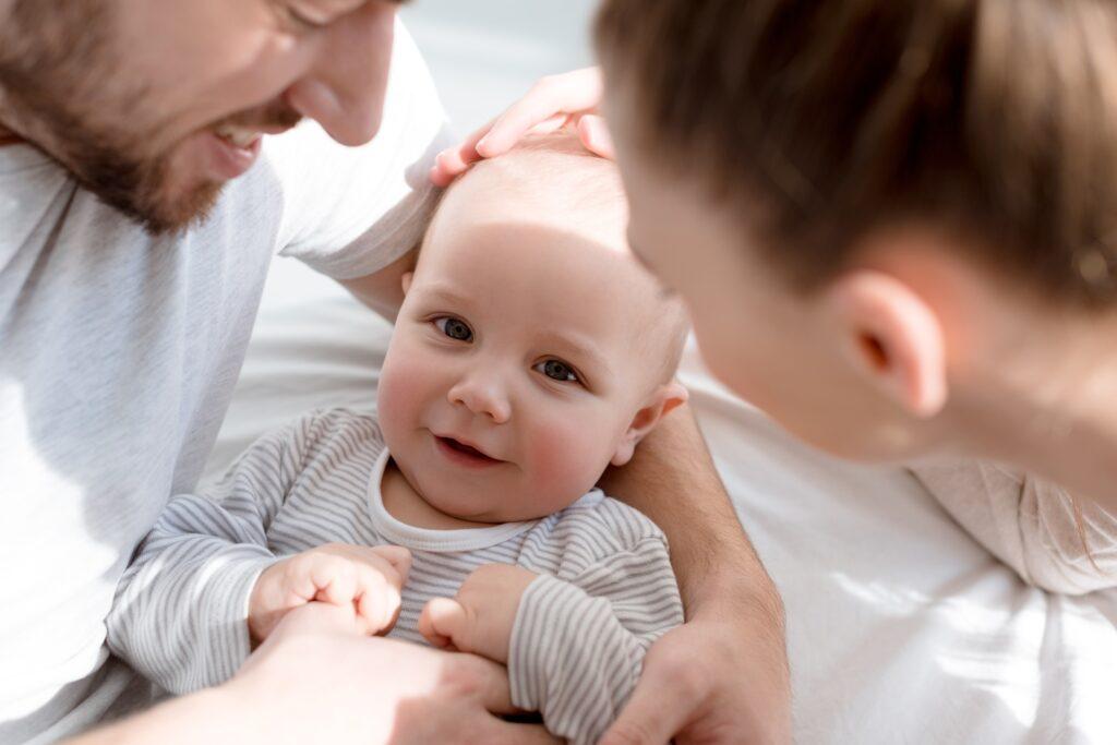 Glueckliche Eltern mit Neugeborenem | Geschenk zur Geburt