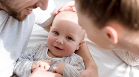 Wickelkommode oder Babybett – was soll man frischgebackenen Eltern schenken?