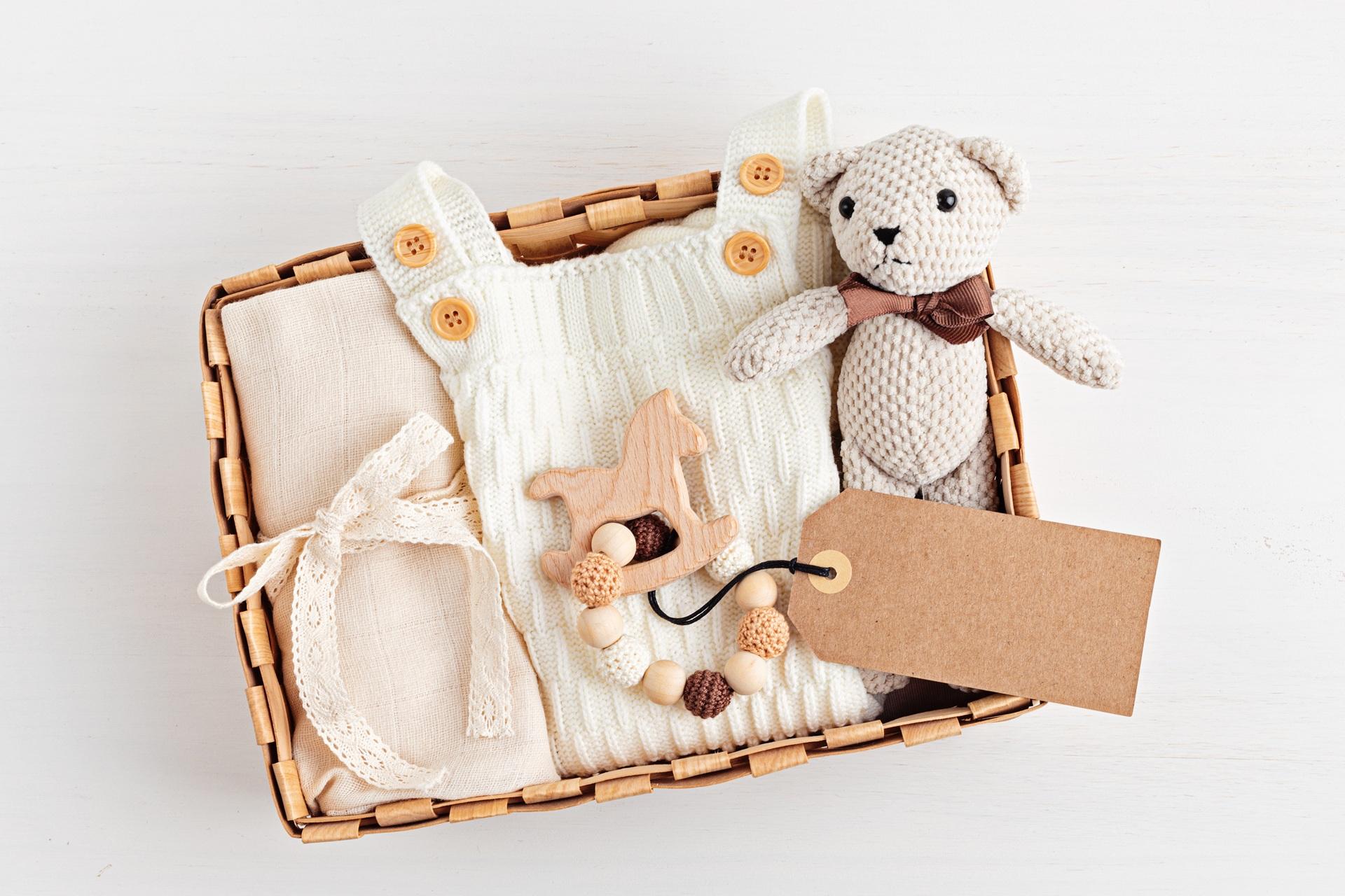 Präsentkorb mit Kleidung und Teddy | Geschenk zur Geburt