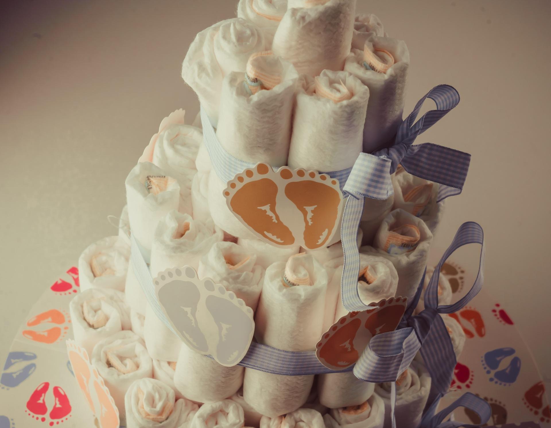 Windeltorte dekoriert mit Bändern | Geschenk zur Geburt